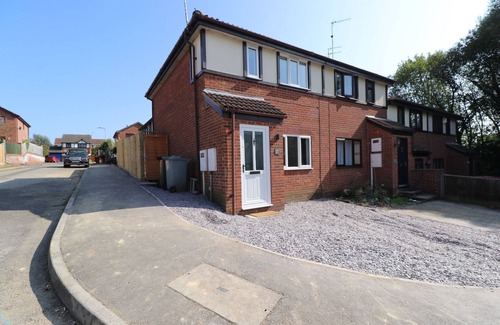 Grantham Casa | Modern 2 Bedroom Home in Quiet Cul-de-Sac – Close to Town with Garden & Driveway