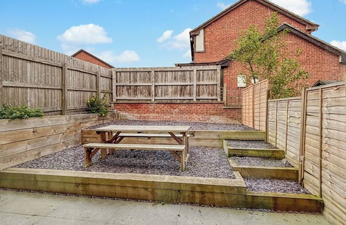 Grantham Casa | Modern 2 Bedroom Home in Quiet Cul-de-Sac – Close to Town with Garden & Driveway