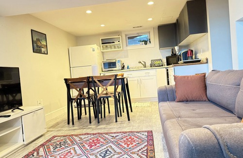 Oak Square Casa | Modern 2-Bedroom in-law Apartment in Boston with Parking