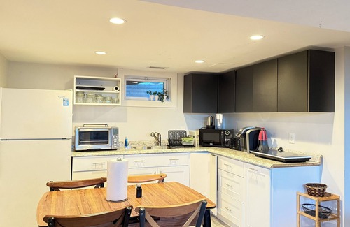 Oak Square Casa | Modern 2-Bedroom in-law Apartment in Boston with Parking