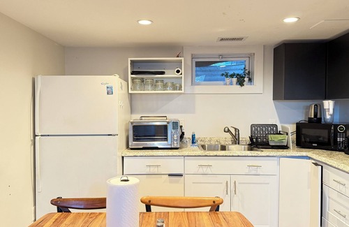 Oak Square Casa | Modern 2-Bedroom in-law Apartment in Boston with Parking