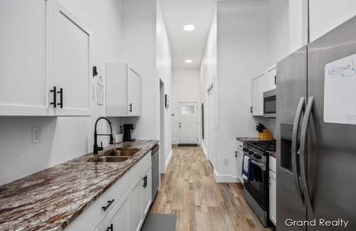 Creston Heights Casa | Modern 2-Bedroom Retreat! AC, WiFi, Laundry + Parking – Close to Downtown
