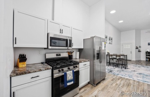 Creston Heights Casa | Modern 2-Bedroom Retreat! AC, WiFi, Laundry + Parking – Close to Downtown