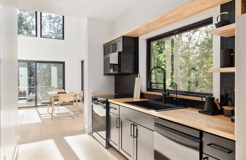 Rileyville Chalet De Esquí | Modern 2-Bedroom Scandanavian Style Chalet Near Shenandoah Natl Park w/Hot Tub
