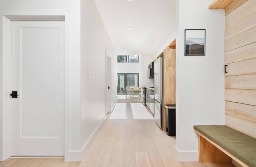 Rileyville Chalet De Esquí | Modern 2-Bedroom Scandanavian Style Chalet Near Shenandoah Natl Park w/Hot Tub