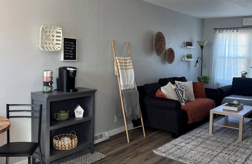 Quad Cities Casa | Modern 2-bedroom townhouse in charming Davenport with WiFi, AC.