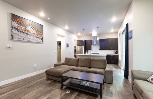 Five Points Casa | Modern 2-bedroom townhome w/ rooftop patio in brilliant Denver