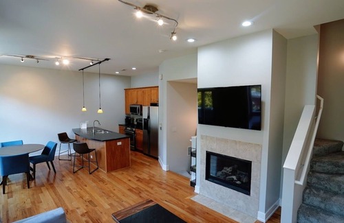 Southeast Omaha Casa | Modern 2 bedroom Townhouse, steps to the Old Market. Ideal Location