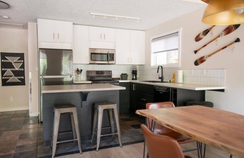 Jasper East Cabina | Modern 2 Bedroom Vacation Home