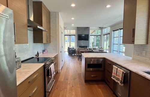 Gig Harbor Casa | Modern 2-bedroom with views on acreage w/sport court/pickle-ball on Fox Island