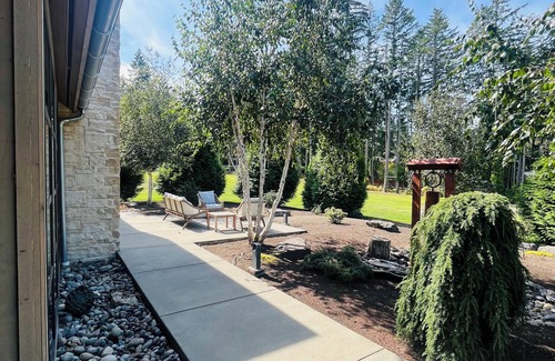 Gig Harbor Casa | Modern 2-bedroom with views on acreage w/sport court/pickle-ball on Fox Island