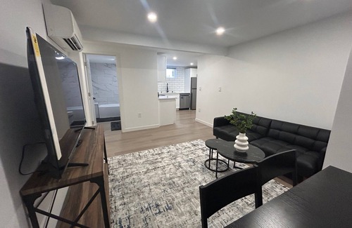 North Beacon Hill Casa | Modern & stylish 2 bedrooms near Downtown, Lumen field, light rail.