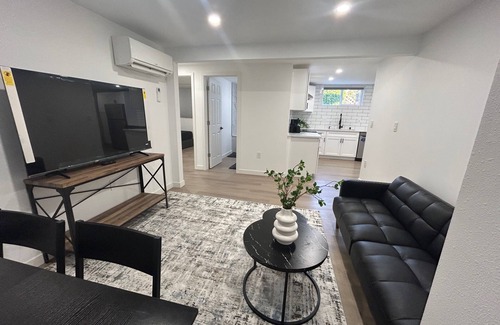 North Beacon Hill Casa | Modern & stylish 2 bedrooms near Downtown, Lumen field, light rail.