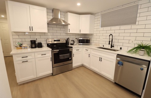 North Beacon Hill Casa | Modern & stylish 2 bedrooms near Downtown, Lumen field, light rail.