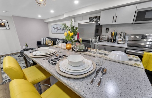 Humber Bay Apartamento | Modern 2 BR Full Kitchen Fireplace 15 mins to CNT