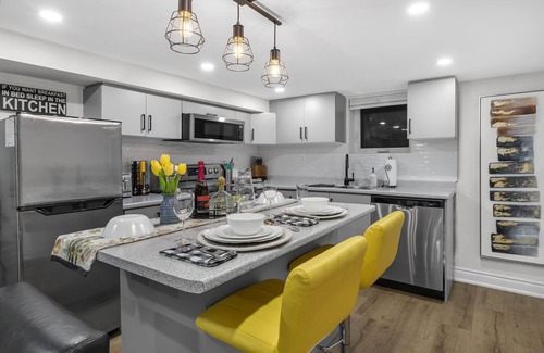 Humber Bay Apartamento | Modern 2 BR Full Kitchen Fireplace 15 mins to CNT