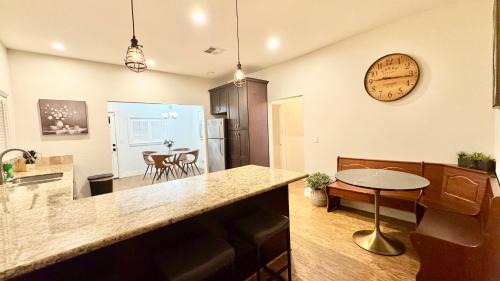 San Jose Casa | Modern 2 BR, Unwind in a Prime Location, with Parking