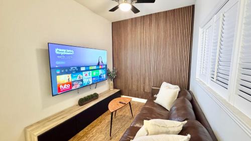 San Jose Casa | Modern 2 BR, Unwind in a Prime Location, with Parking
