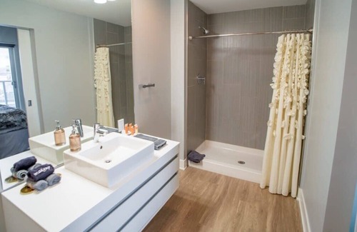 Downtown Apartamento | Manopla | Centro de la ciudad | 2BR moderno con balcón