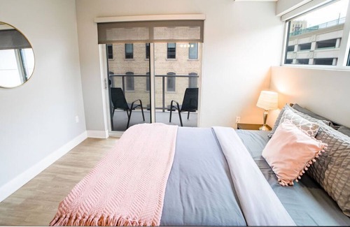Downtown Apartamento | Modern 2 BR with Balcony in GR Entertainment District