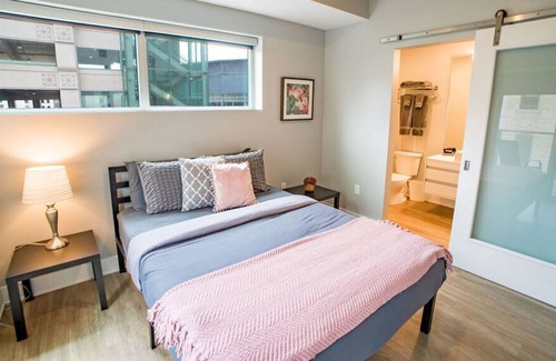 Downtown Apartamento | Modern 2 BR with Balcony in GR Entertainment District