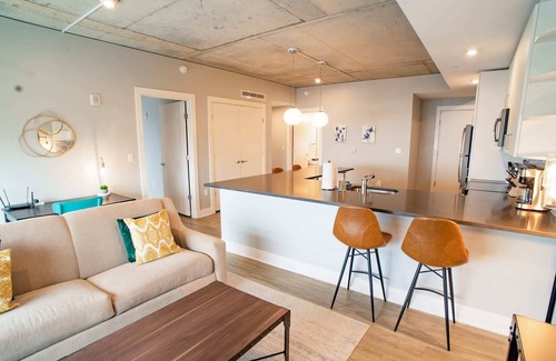Downtown Apartamento | Modern 2 BR with Balcony in GR Entertainment District