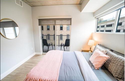 Downtown Apartamento | Modern 2 BR with Balcony in GR Entertainment District