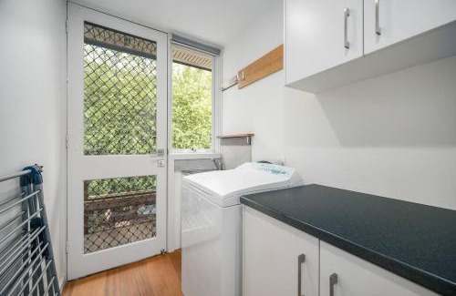 Ringwood Casa | Modern 2 BRM Cottage at Eastland Ringwood