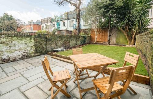 Tollington Apartamento | Modern 2B Home with Private Backyard & Fast WiFi