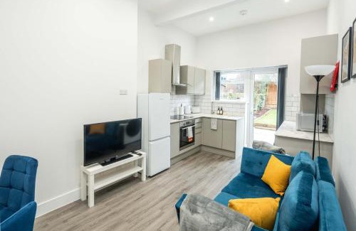 Tollington Apartamento | Modern 2B Home with Private Backyard & Fast WiFi