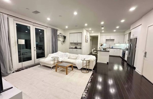 Westpark Apartamento | Modern 2b2b Home w Pool/Gym