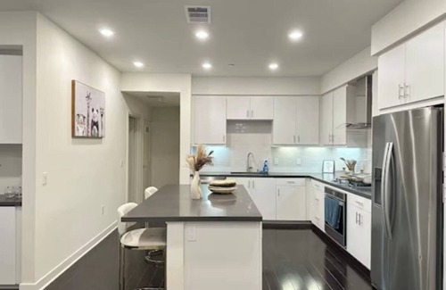 Westpark Apartamento | Modern 2b2b Home w Pool/Gym