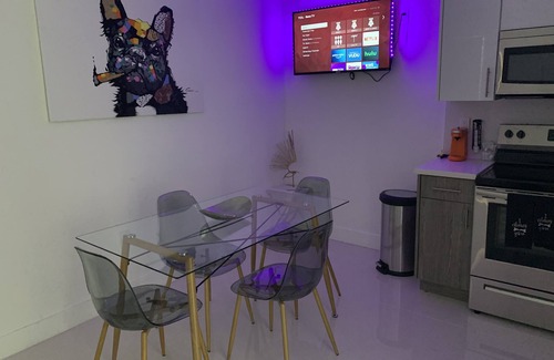 Liberty City Apartamento | Modern 2bd/1ba free parking, wifi, & close to everything!