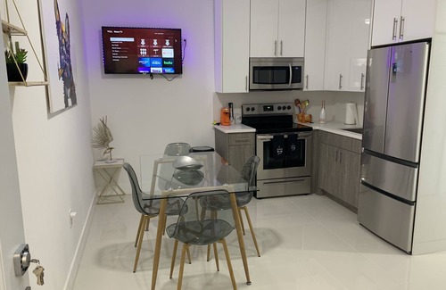 Liberty City Apartamento | Modern 2bd/1ba free parking, wifi, & close to everything!