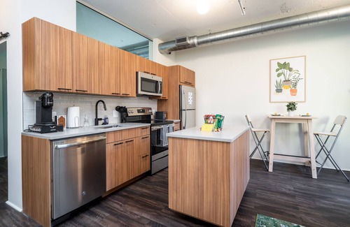 Eisenhower East Apartamento | ★Modern-2bd-2bth-Luxury Loft ~ FREE PARKING, Pool, Balcony★