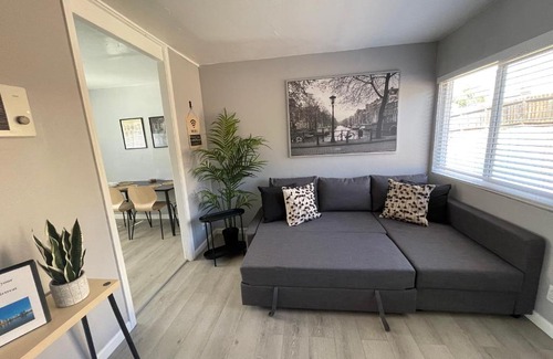 Lincoln Acres Apartamento | Modern 2BR 15 Minutes to Beaches, Sea World, Zoo