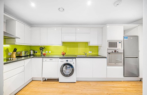 The City of London Apartamento | Modern 2BR Apartment with Patio in the Heart of Holborn's Vibrant Neighborhood