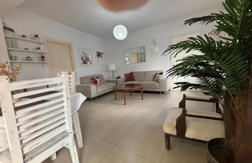 Larnaca City Centre Apartamento | Modern 2BR Apartment 70m from Finikoudes beach