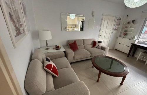Larnaca City Centre Apartamento | Modern 2BR Apartment 70m from Finikoudes beach