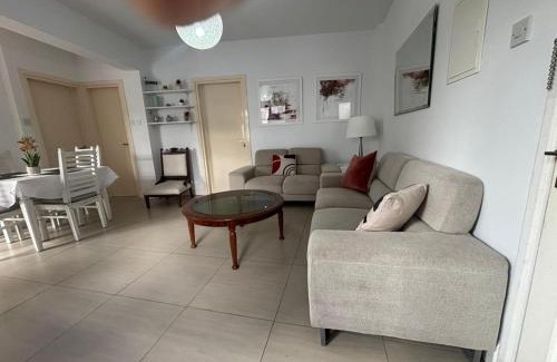 Larnaca City Centre Apartamento | Modern 2BR Apartment 70m from Finikoudes beach
