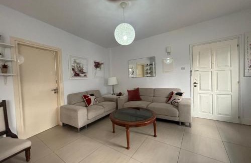 Larnaca City Centre Apartamento | Modern 2BR Apartment 70m from Finikoudes beach
