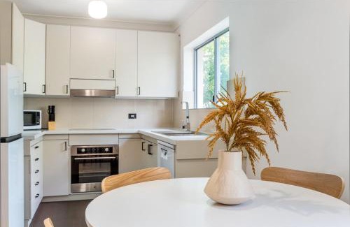 Hamilton Apartamento | Modern 2BR Apartment Near Portside & Airport