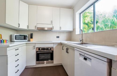 Hamilton Apartamento | Modern 2BR Apartment Near Portside & Airport