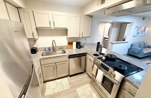 Crestline Heights Apartamento | Modern 2BR Apartment Pool Access Near UAB & St. Vincent Fast WiFi W/D