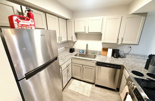 Crestline Heights Apartamento | Modern 2BR Apartment Pool Access Near UAB & St. Vincent Fast WiFi W/D