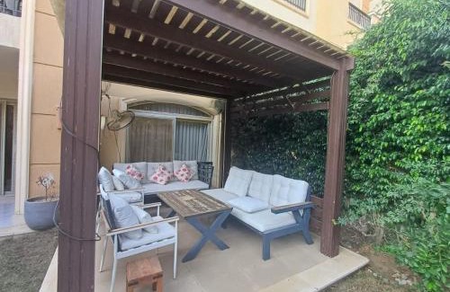 Cairo Apartamento | Modern 2BR Apartment with Private Garden Patio, Stone Residence New Cairo