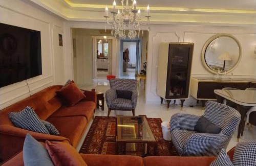 Cairo Apartamento | Modern 2BR Apartment with Private Garden Patio, Stone Residence New Cairo