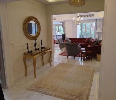 Cairo Apartamento | Modern 2BR Apartment with Private Garden Patio, Stone Residence New Cairo