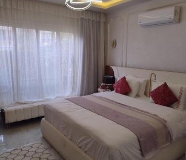 Cairo Apartamento | Modern 2BR Apartment with Private Garden Patio, Stone Residence New Cairo