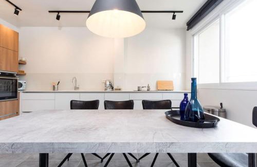 Ramat Hasharon Apartamento | Modern 2BR Apt w Private Parking in City Center by Sea N' Rent